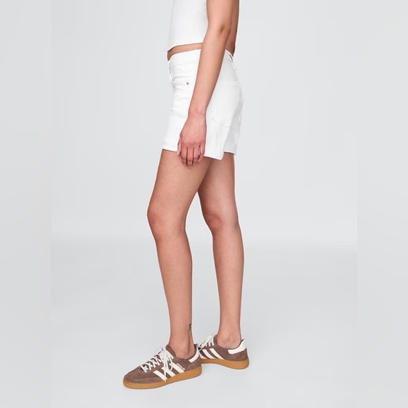 GAP Optic White 5" Mid Rise Girlfriend Cutoff Cuffed Jean Shorts Denim - Picture 2 of 12